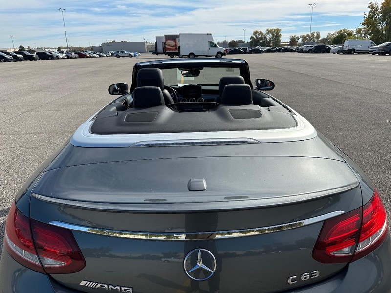 Mercedes-Benz C-Class Vehicle Full-screen Gallery Image 28