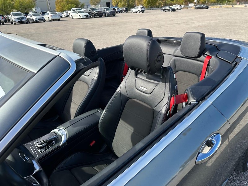 Mercedes-Benz C-Class Vehicle Full-screen Gallery Image 29