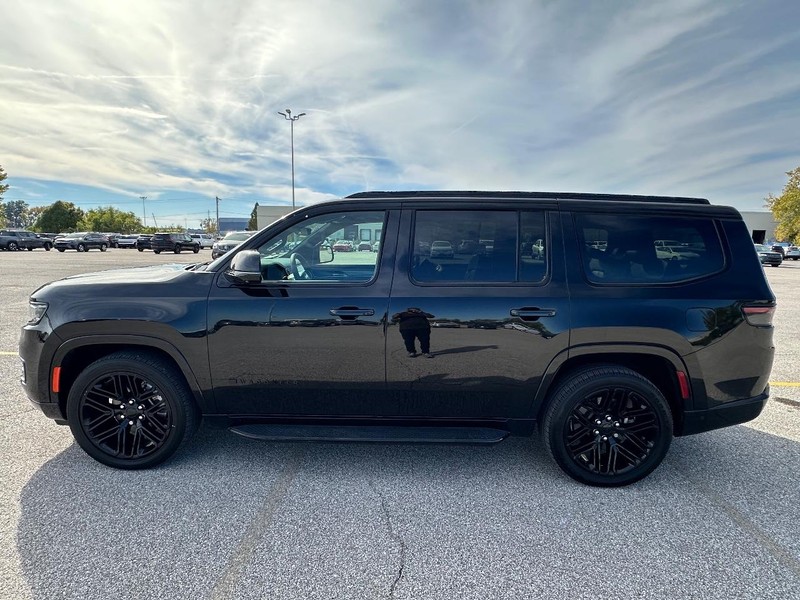 Jeep Wagoneer Vehicle Full-screen Gallery Image 8
