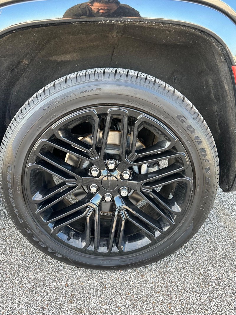 Jeep Wagoneer Vehicle Full-screen Gallery Image 9