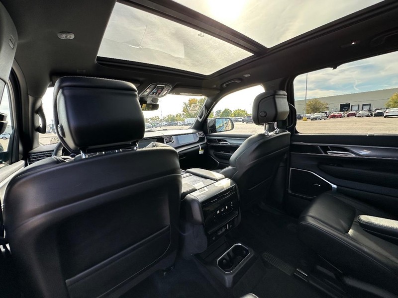 Jeep Wagoneer Vehicle Full-screen Gallery Image 12