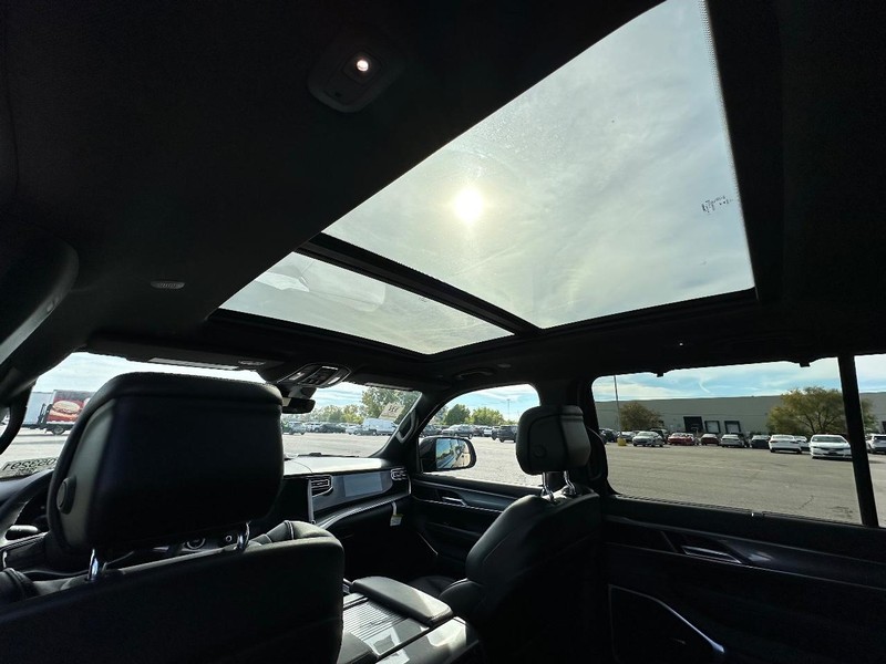 Jeep Wagoneer Vehicle Full-screen Gallery Image 17