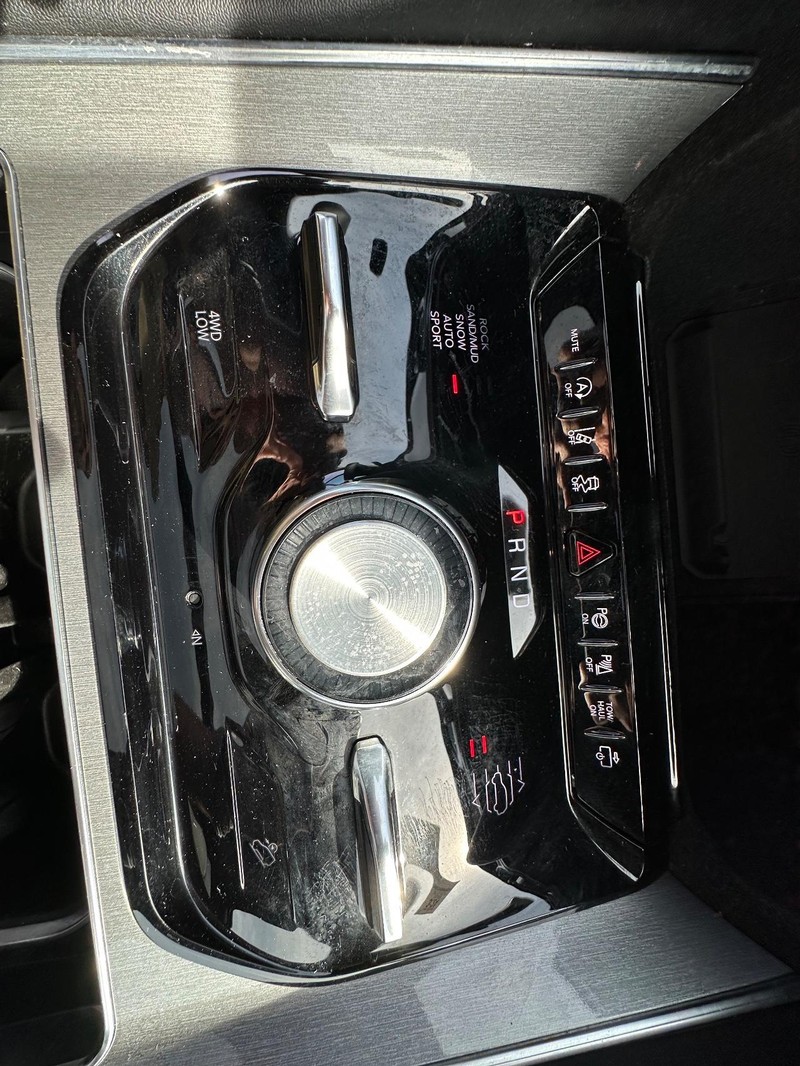 Jeep Wagoneer Vehicle Full-screen Gallery Image 21