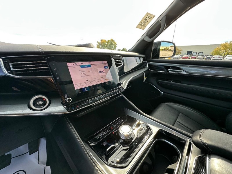 Jeep Wagoneer Vehicle Full-screen Gallery Image 26