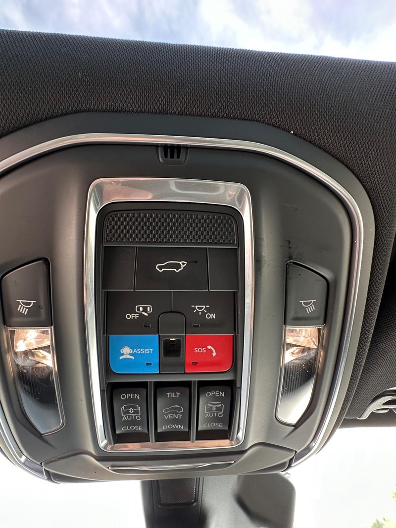 Jeep Wagoneer Vehicle Full-screen Gallery Image 27