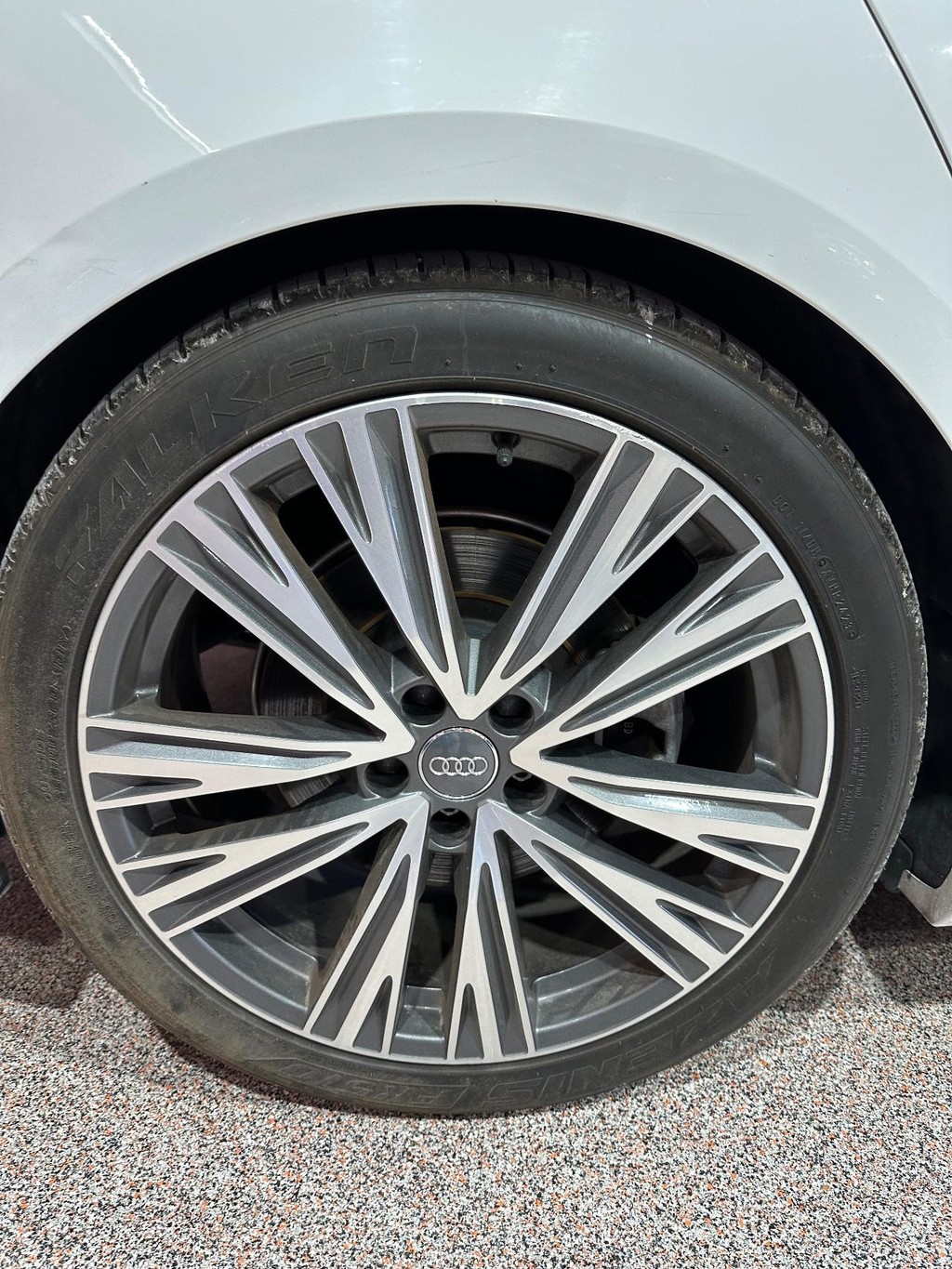 Audi A6 Vehicle Full-screen Gallery Image 13