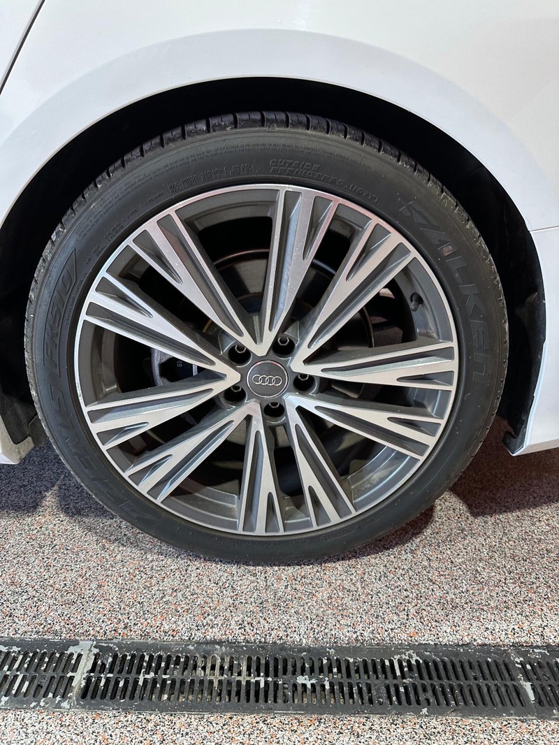 Audi A6 Vehicle Full-screen Gallery Image 10