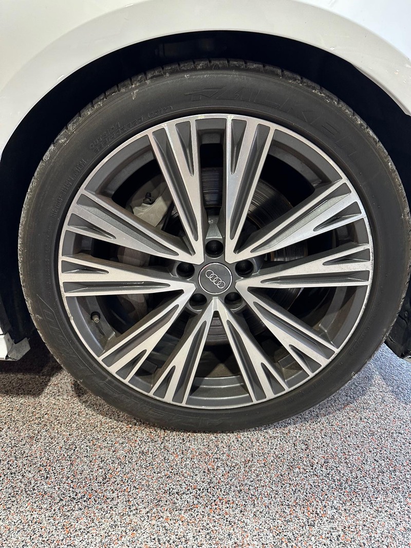 Audi A6 Vehicle Full-screen Gallery Image 12