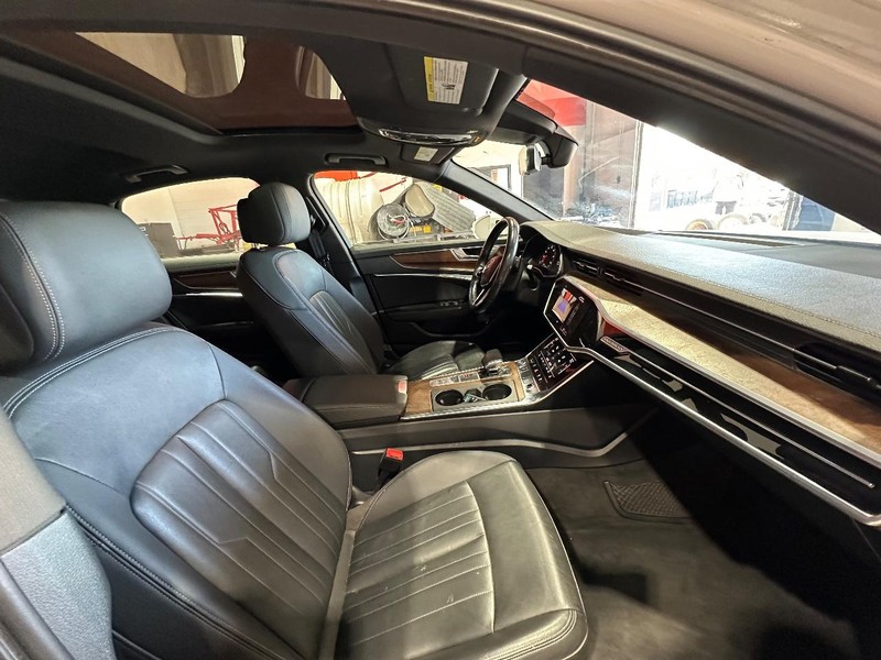 Audi A6 Vehicle Full-screen Gallery Image 17