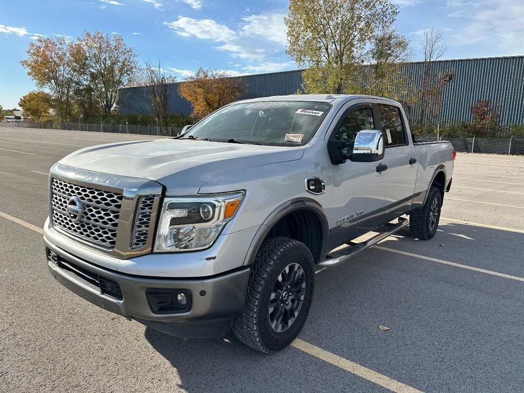 Nissan Titan XD Vehicle Full-screen Gallery Image 6