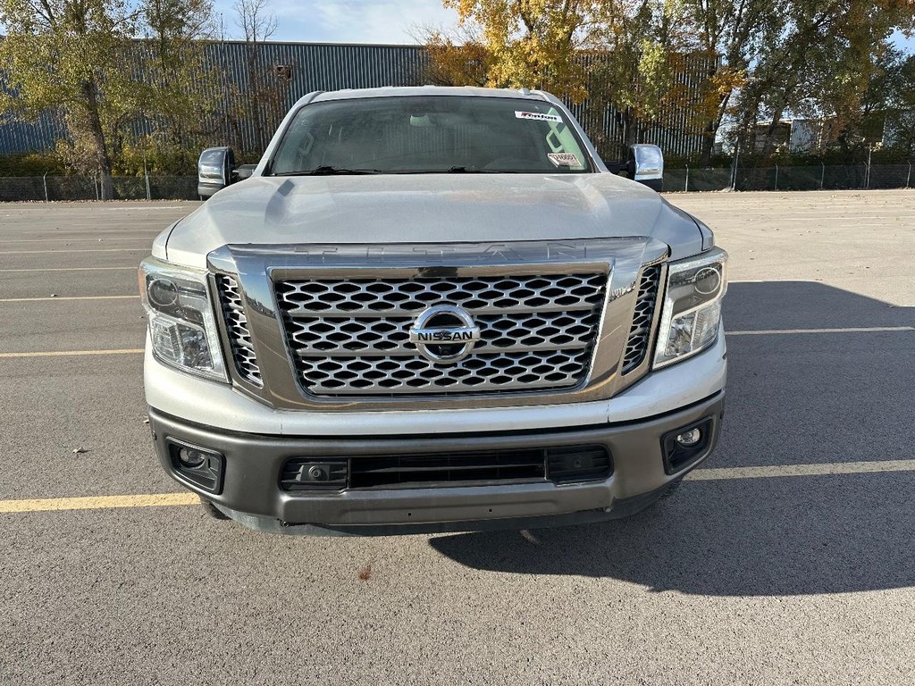 Nissan Titan XD Vehicle Full-screen Gallery Image 11