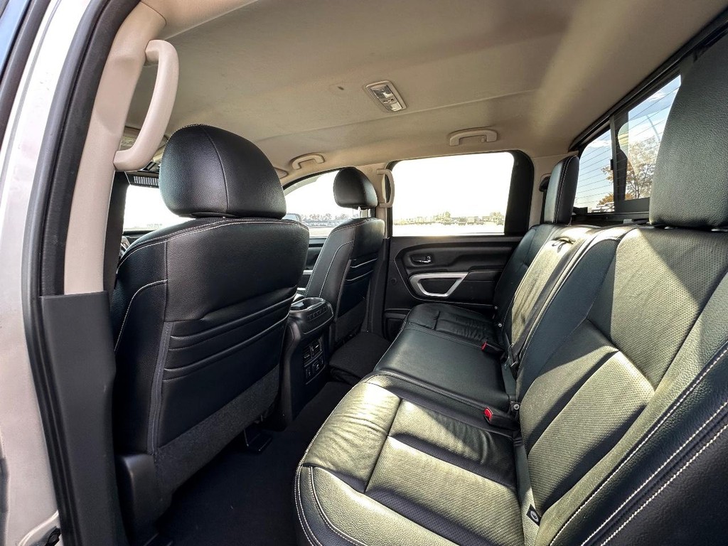 Nissan Titan XD Vehicle Full-screen Gallery Image 12