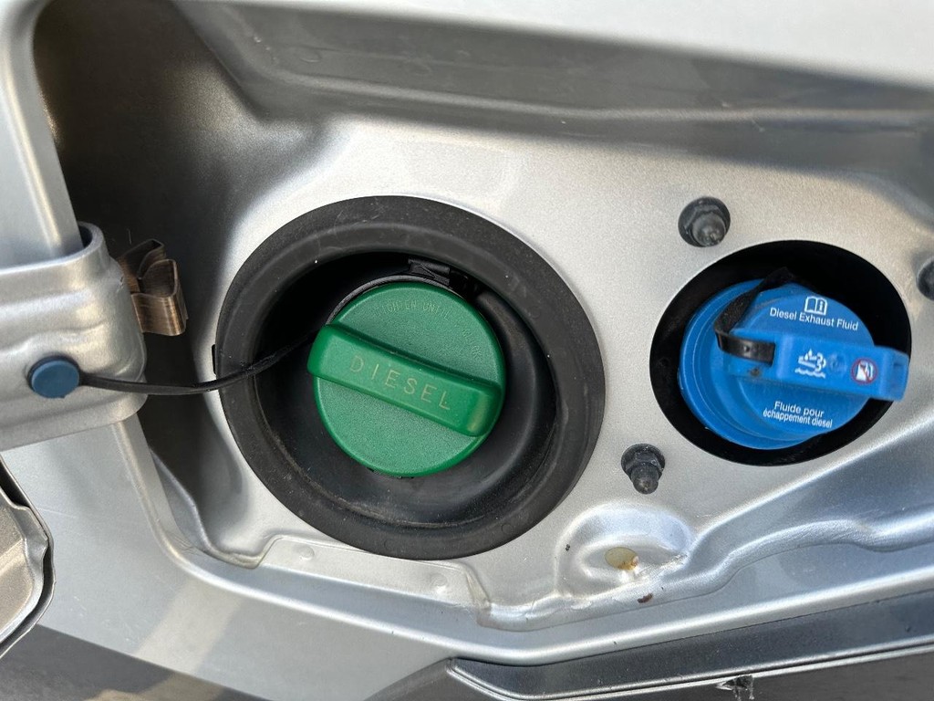 Nissan Titan XD Vehicle Full-screen Gallery Image 14