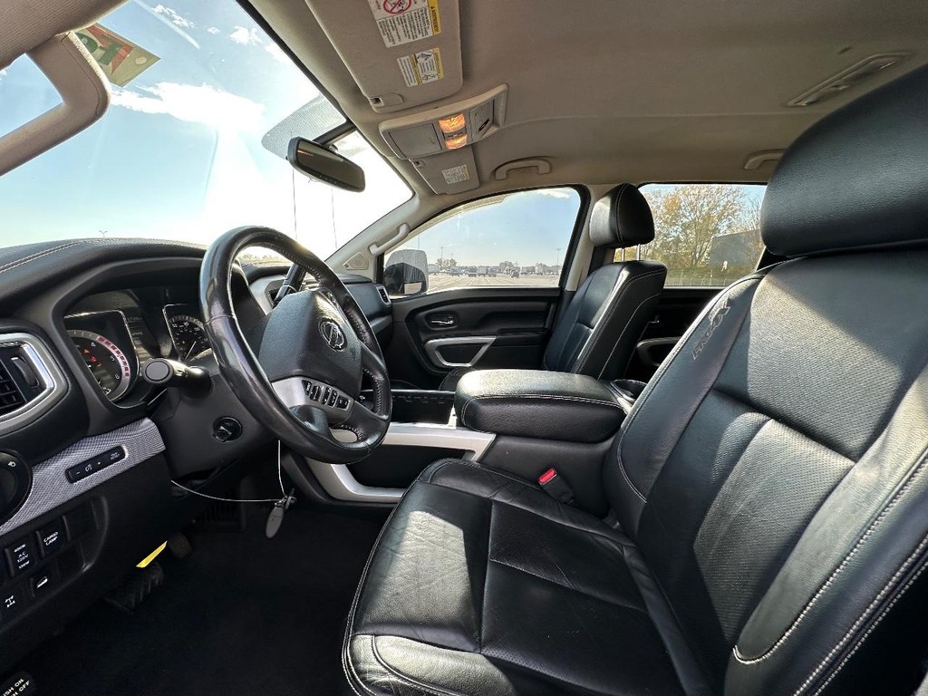 Nissan Titan XD Vehicle Full-screen Gallery Image 17