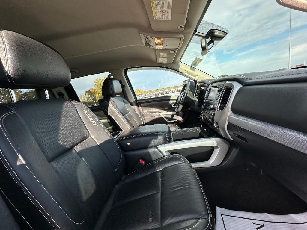 Nissan Titan XD Vehicle Full-screen Gallery Image 18
