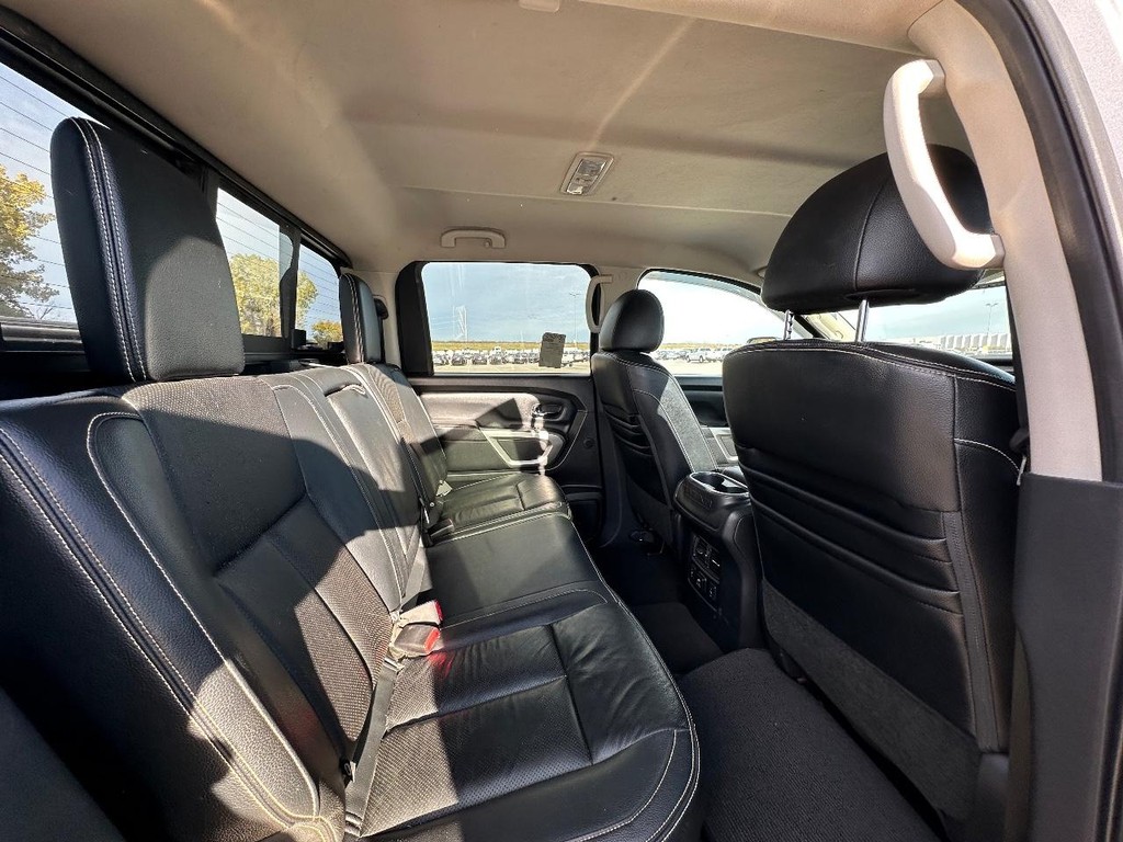 Nissan Titan XD Vehicle Full-screen Gallery Image 19