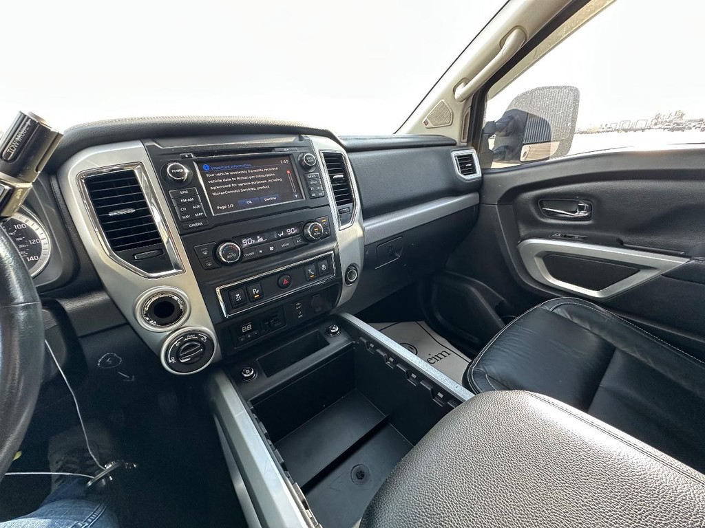Nissan Titan XD Vehicle Full-screen Gallery Image 21