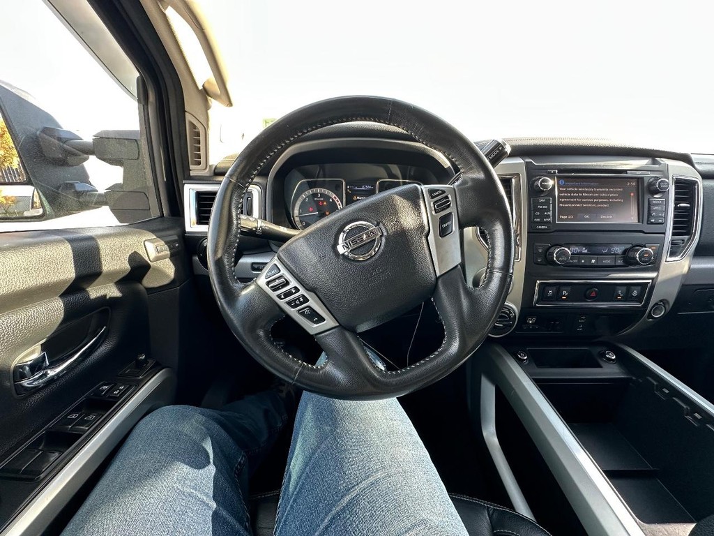Nissan Titan XD Vehicle Full-screen Gallery Image 23
