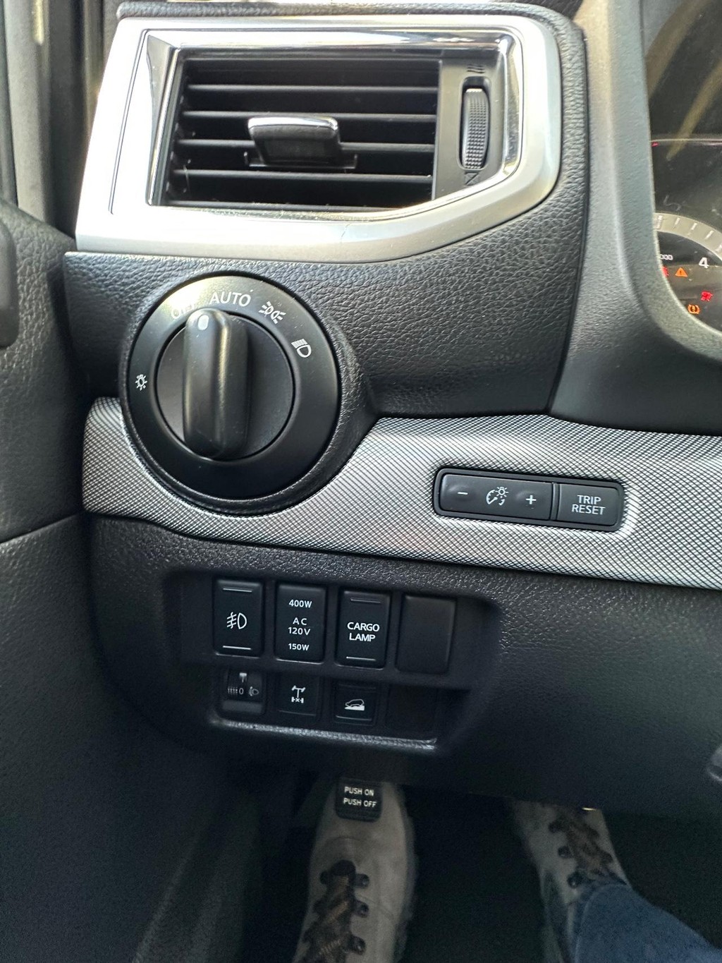 Nissan Titan XD Vehicle Full-screen Gallery Image 24