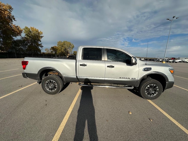 2016 Nissan Titan PRO-4X photo 2