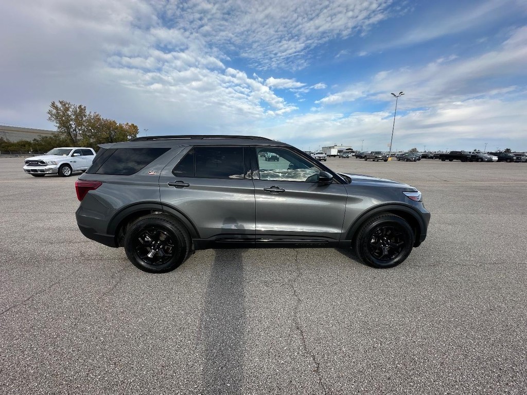 Ford Explorer Vehicle Full-screen Gallery Image 2