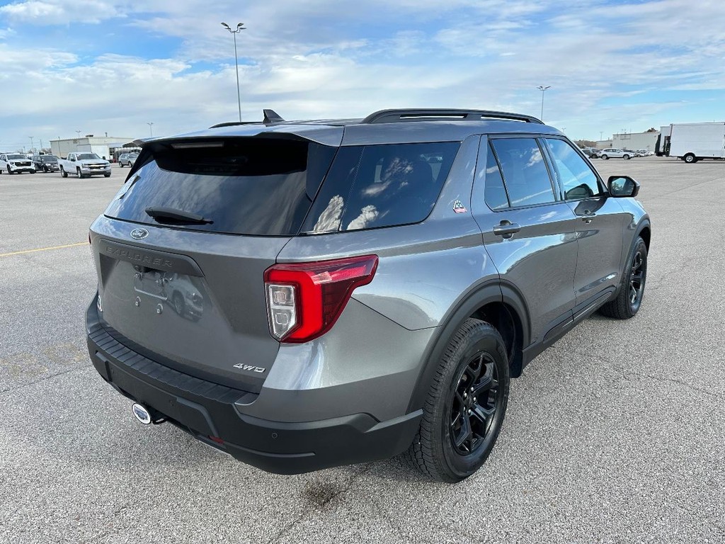 Ford Explorer Vehicle Full-screen Gallery Image 3