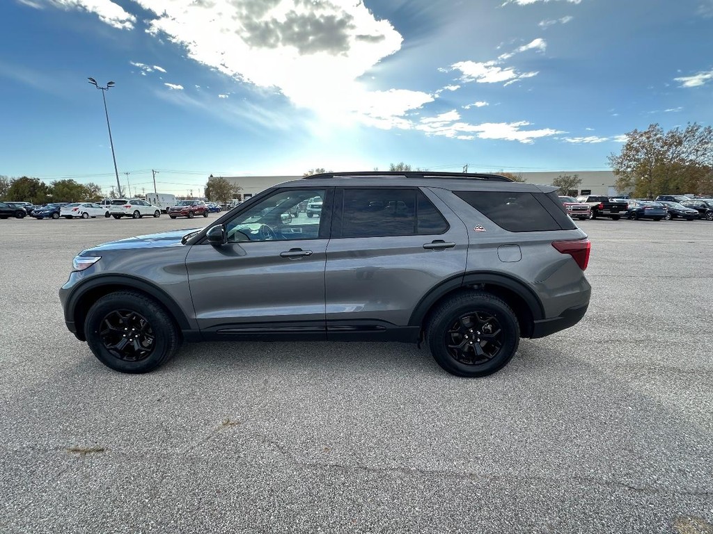 Ford Explorer Vehicle Full-screen Gallery Image 4