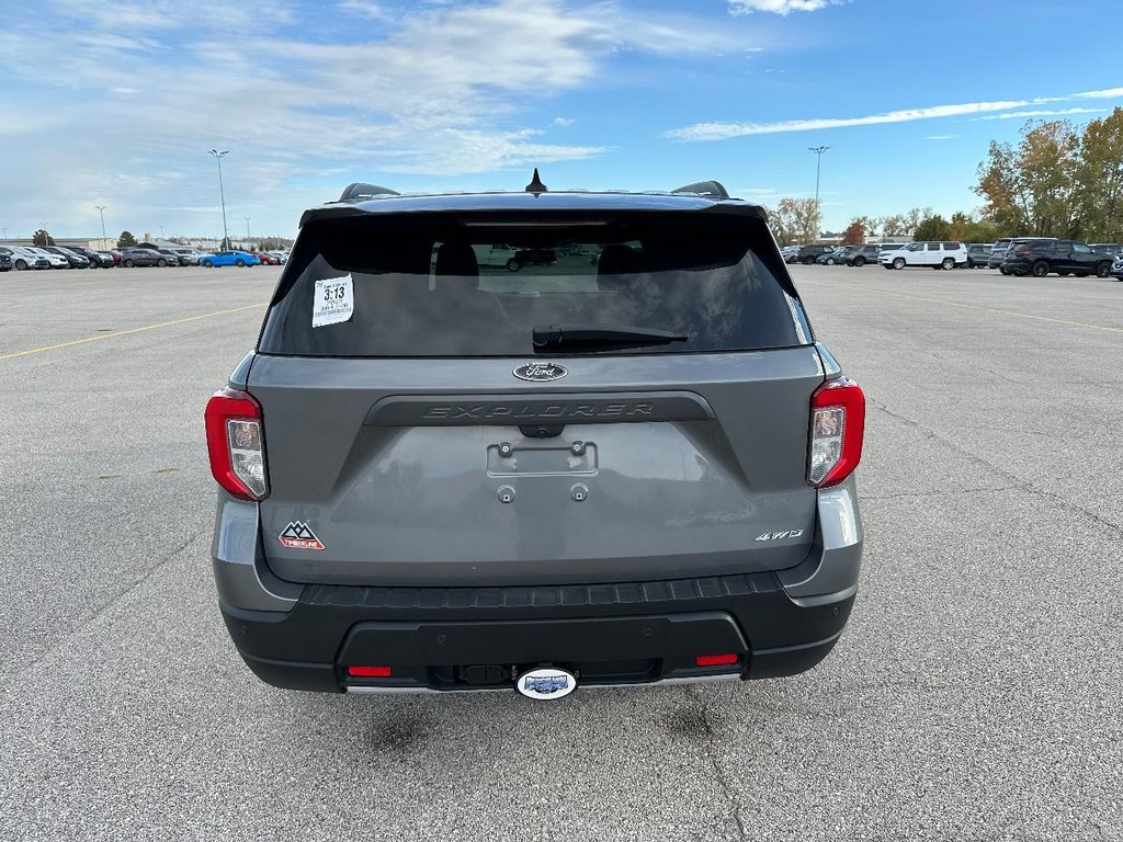 Ford Explorer Vehicle Full-screen Gallery Image 6