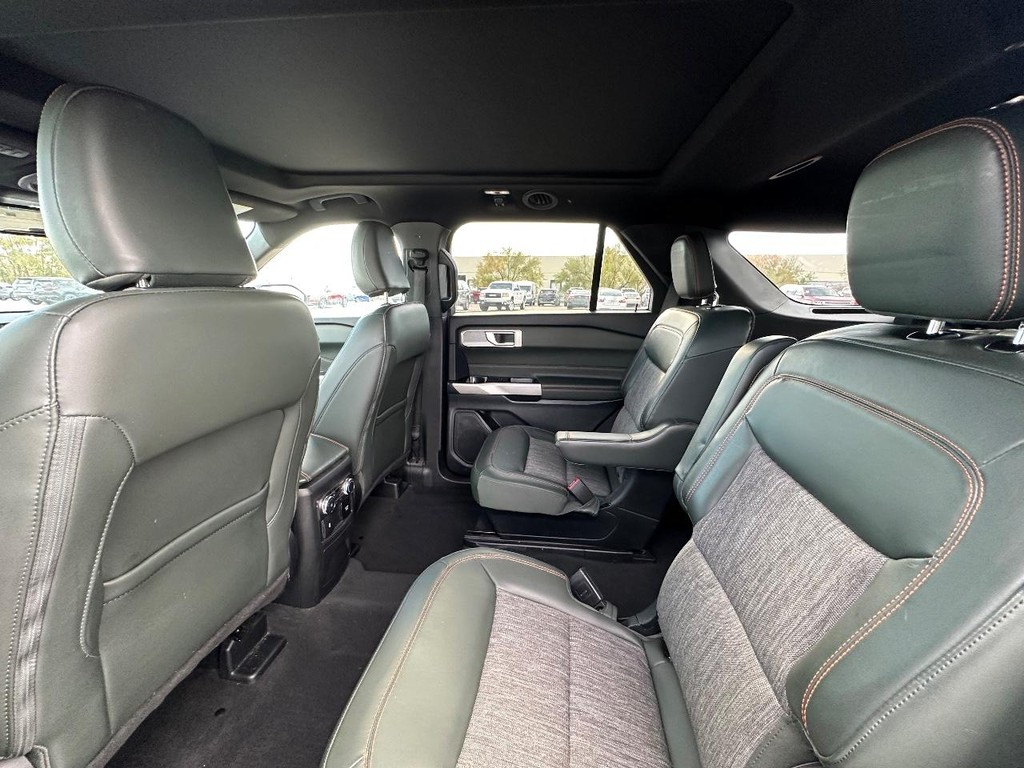 Ford Explorer Vehicle Full-screen Gallery Image 15