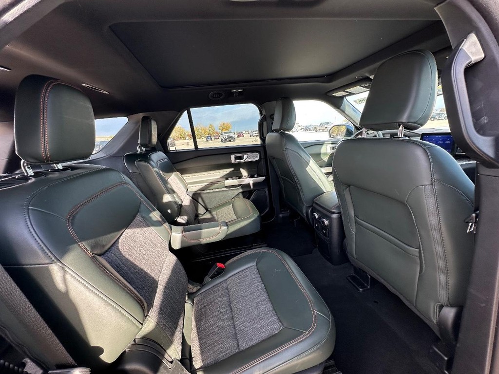 Ford Explorer Vehicle Full-screen Gallery Image 16