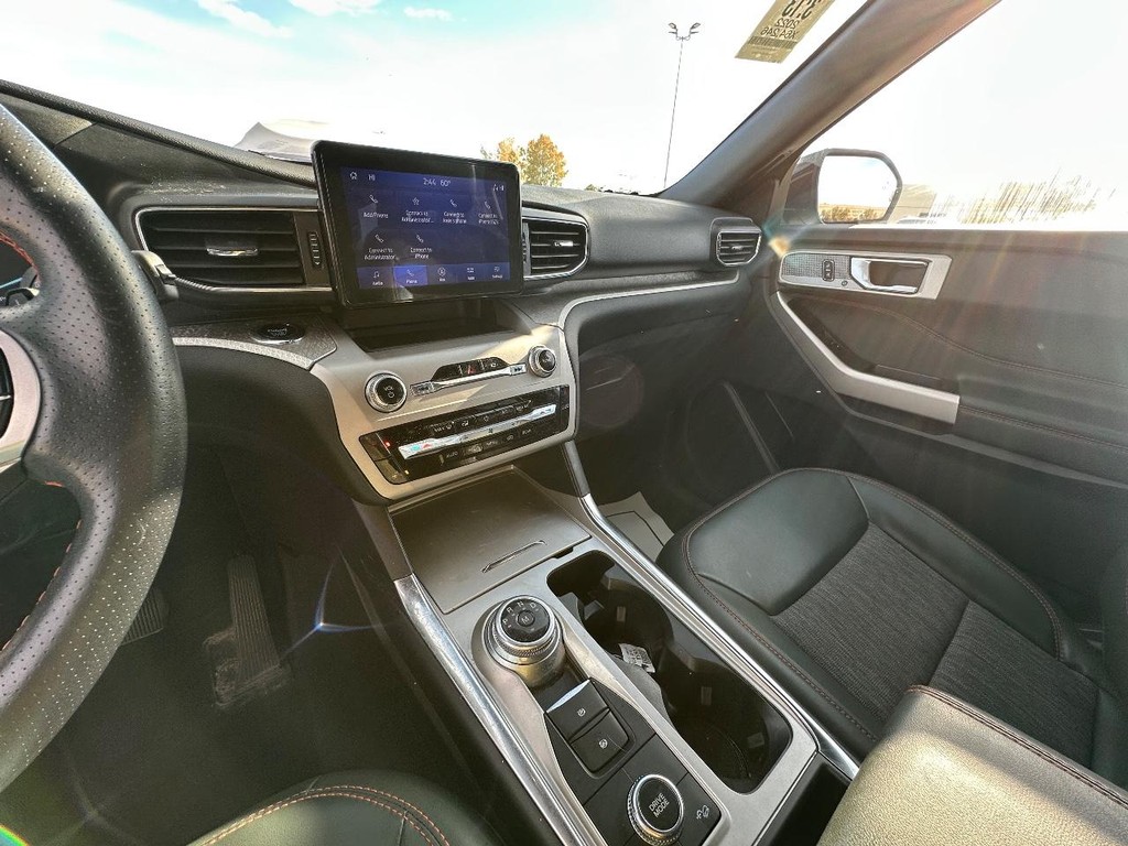 Ford Explorer Vehicle Full-screen Gallery Image 22