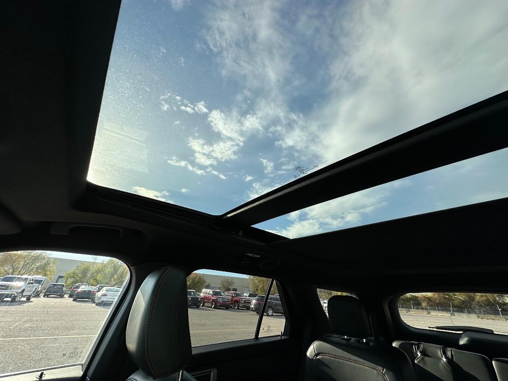 Ford Explorer Vehicle Full-screen Gallery Image 25