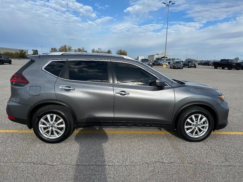 2019 Nissan Rogue SV photo 2