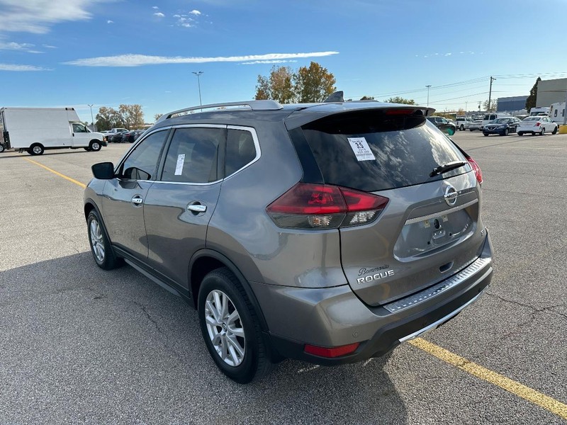 2019 Nissan Rogue SV photo 3