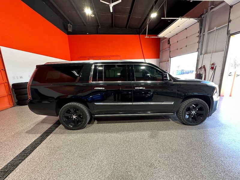 Cadillac Escalade ESV Vehicle Full-screen Gallery Image 02