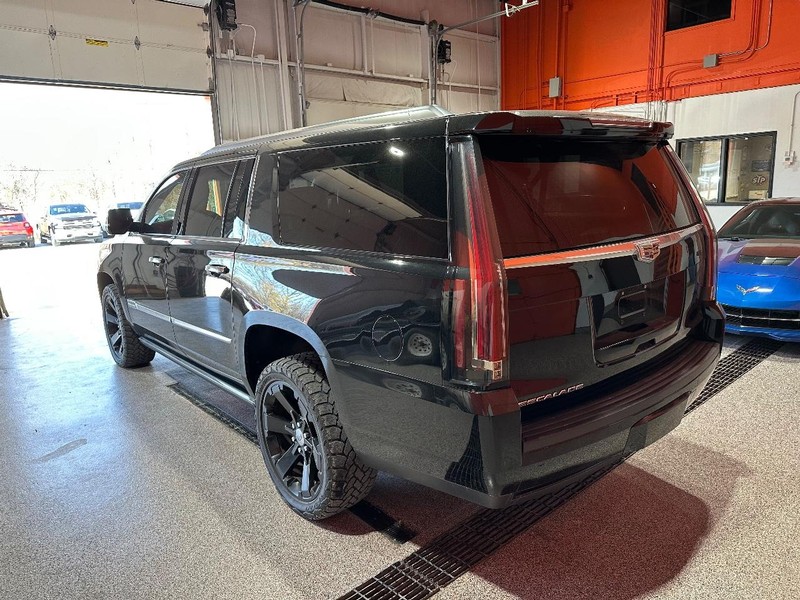 Cadillac Escalade ESV Vehicle Full-screen Gallery Image 03