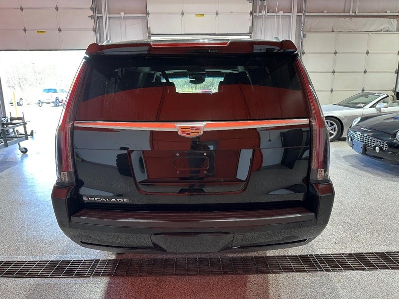 Cadillac Escalade ESV Vehicle Full-screen Gallery Image 04
