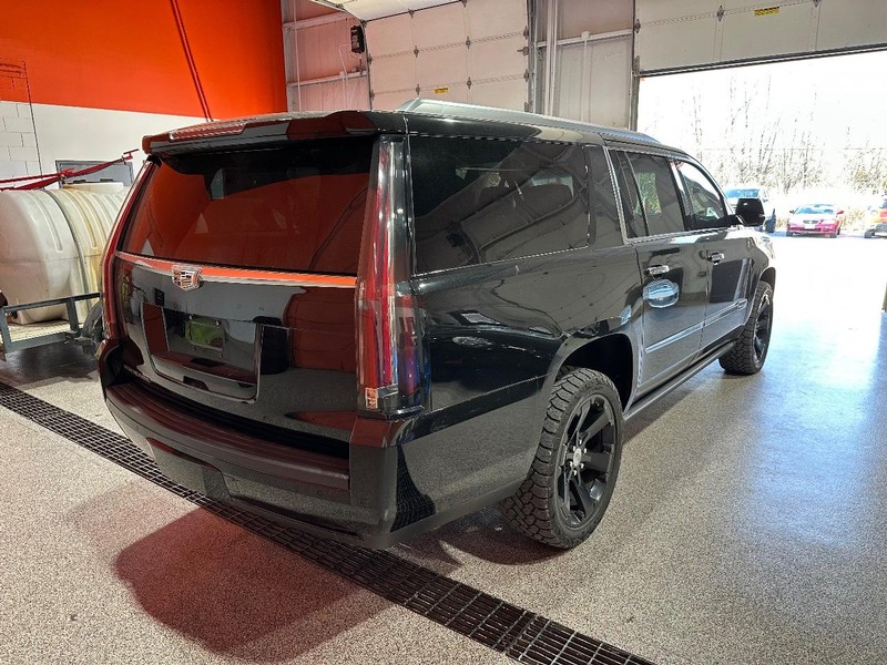 Cadillac Escalade ESV Vehicle Full-screen Gallery Image 05