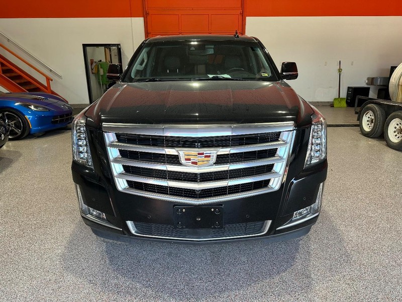 Cadillac Escalade ESV Vehicle Full-screen Gallery Image 06