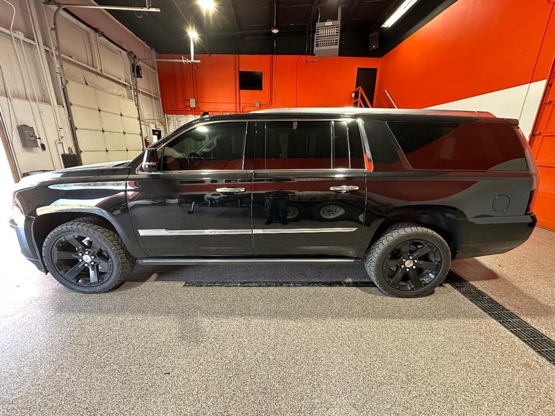 Cadillac Escalade ESV Vehicle Full-screen Gallery Image 08