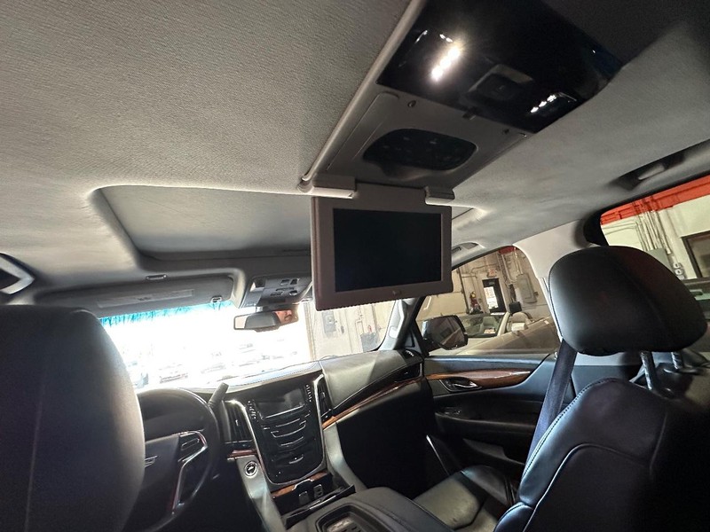 Cadillac Escalade ESV Vehicle Full-screen Gallery Image 12