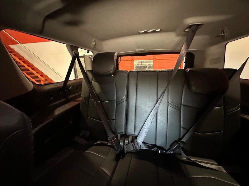 Cadillac Escalade ESV Vehicle Full-screen Gallery Image 13