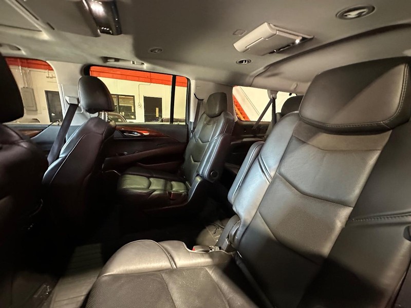Cadillac Escalade ESV Vehicle Full-screen Gallery Image 14