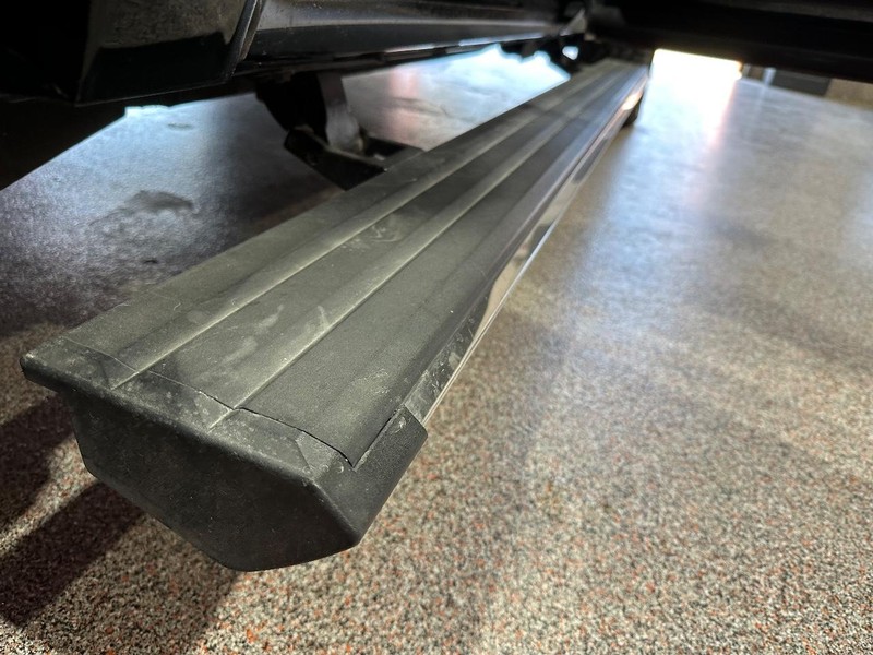 Cadillac Escalade ESV Vehicle Full-screen Gallery Image 15