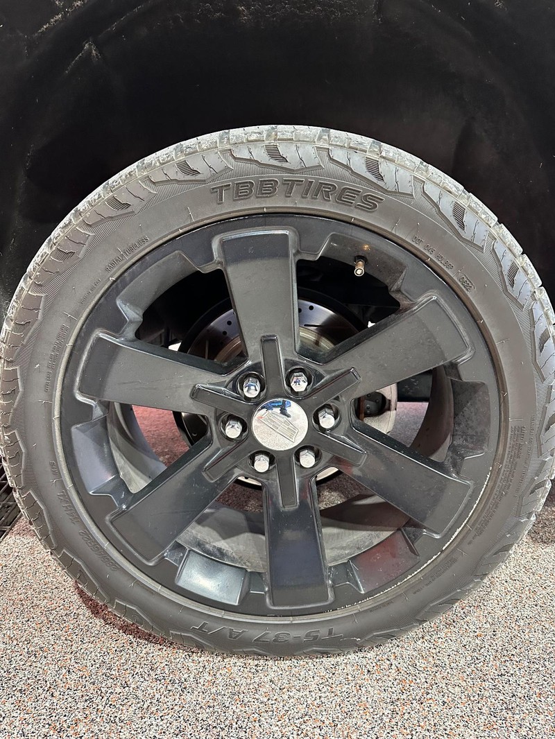 Cadillac Escalade ESV Vehicle Full-screen Gallery Image 17