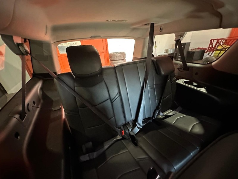 Cadillac Escalade ESV Vehicle Full-screen Gallery Image 18