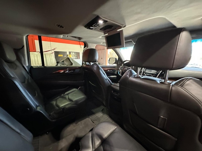 Cadillac Escalade ESV Vehicle Full-screen Gallery Image 19