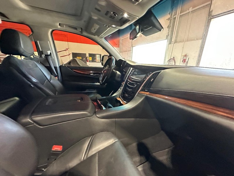 Cadillac Escalade ESV Vehicle Full-screen Gallery Image 21