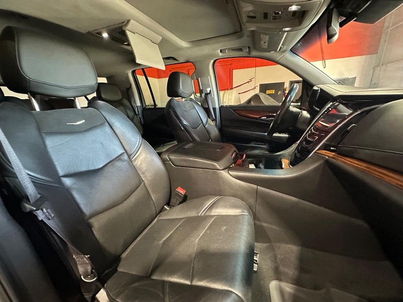Cadillac Escalade ESV Vehicle Full-screen Gallery Image 22