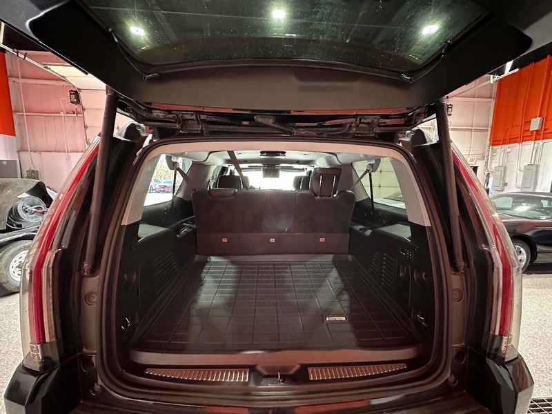 Cadillac Escalade ESV Vehicle Full-screen Gallery Image 23